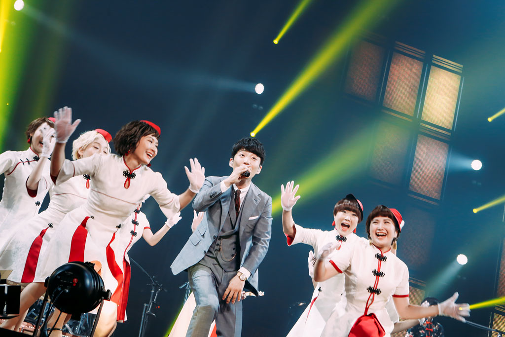 「Live Tour "Continues"」より「SUN」のパフォーマンスシーン。