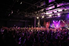 サイプレス上野とロベルト吉野によるライブの様子。（撮影：中島たくみ）