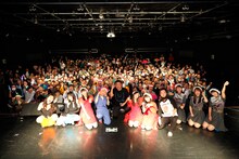 「サ上とロ吉とセイヤ！セイヤ！セイヤ！」出演者と来場者の集合写真。（撮影：中島たくみ）