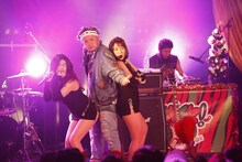 ベッド・インとサイプレス上野とロベルト吉野。（撮影：中島たくみ）