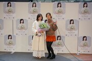渡辺麻友 ミニソロライブツアー 福岡・キャナルシティ博多でのショット。