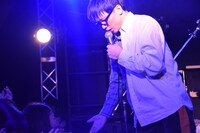 フロアからファンをステージに招く桃野陽介（G, Vo）。