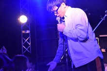 フロアからファンをステージに招く桃野陽介（G, Vo）。