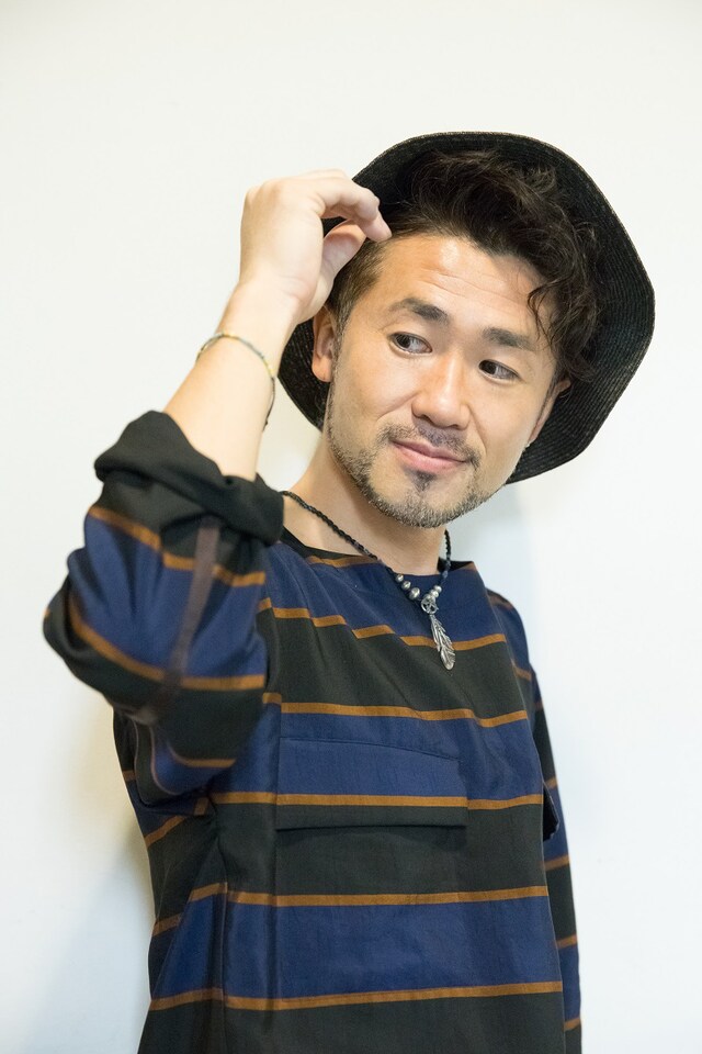 「SUNRISE CORD 2WAY BRACELET」を着用したナオト・インティライミ。