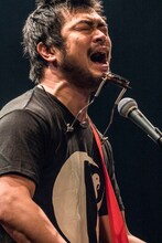 竹原ピストル「全国弾き語りツアー『PEACE OUT』」最終公演の様子。