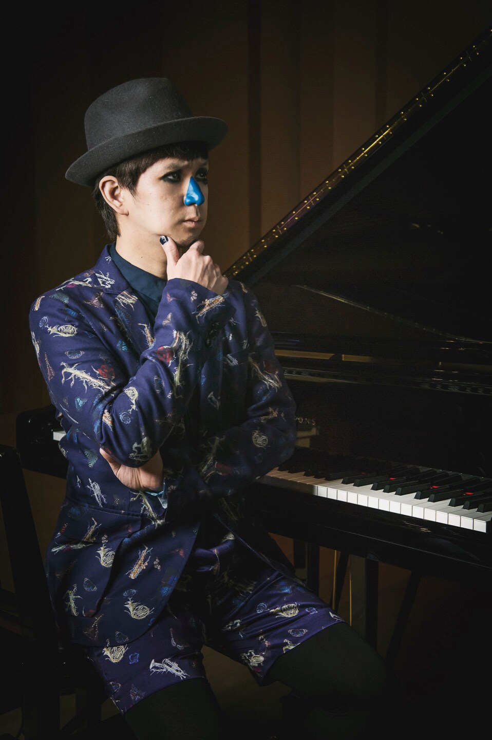 H ZETT Mと人間椅子・鈴木研一「シャキーン！」で紙相撲バトル