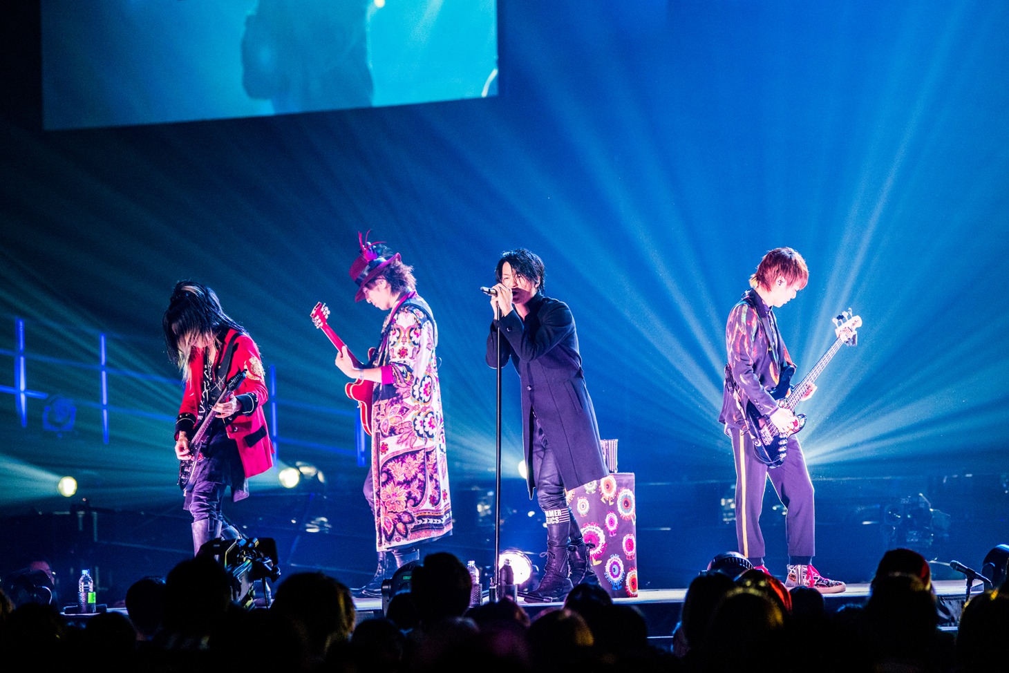 人気画像10位は「ホント幸せ者です！GLAYアリーナツアー、聖夜に故郷函館で終幕」より、GLAY「GLAY ARENA TOUR 2017 "HAKODATE WINTERDELICS"」の様子。