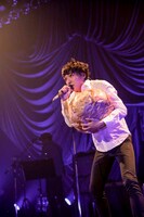 “きびだんご”を抱えながら歌う石崎ひゅーい（Photo by HAJIME KAMIIISAKA）