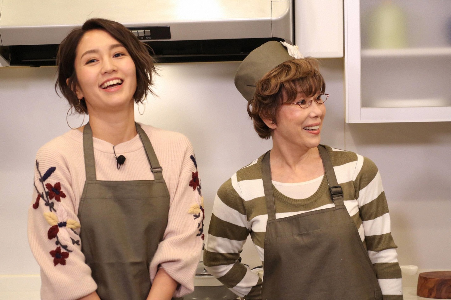 左から和田明日香、平野レミ。(c)フジテレビ