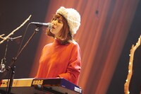 内田万里（Vo, Key）(撮影：中島未来)