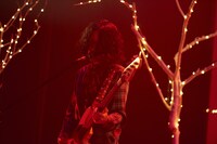 安西卓丸（B, Vo）(撮影：中島未来)