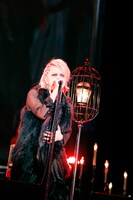 人気画像5位は「HYDE、幕張『黒ミサ』で18曲熱唱『来年もみんなを楽しませる』」より、HYDE。