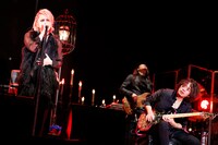 人気画像3位は「HYDE、幕張『黒ミサ』で18曲熱唱『来年もみんなを楽しませる』」より、左からHYDE、Ken。