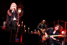 左からHYDE、Ken。