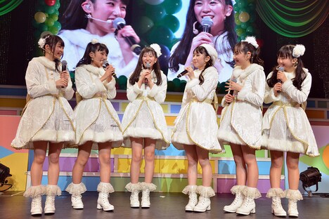 ソロ曲を披露した坂井仁香に感想を伝えるときめき▽宣伝部のメンバー。