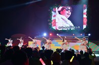 サングラスを身に付け、ギターの小道具を持ちながら「BANBANBAN」を披露するときめき▽宣伝部。