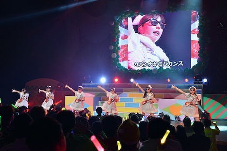 サングラスを身に付け、ギターの小道具を持ちながら「BANBANBAN」を披露するときめき▽宣伝部。