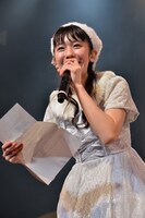 「こちらから行く全国47都道府県▽握手会の旅」の概要を読み上げる小泉遥香。