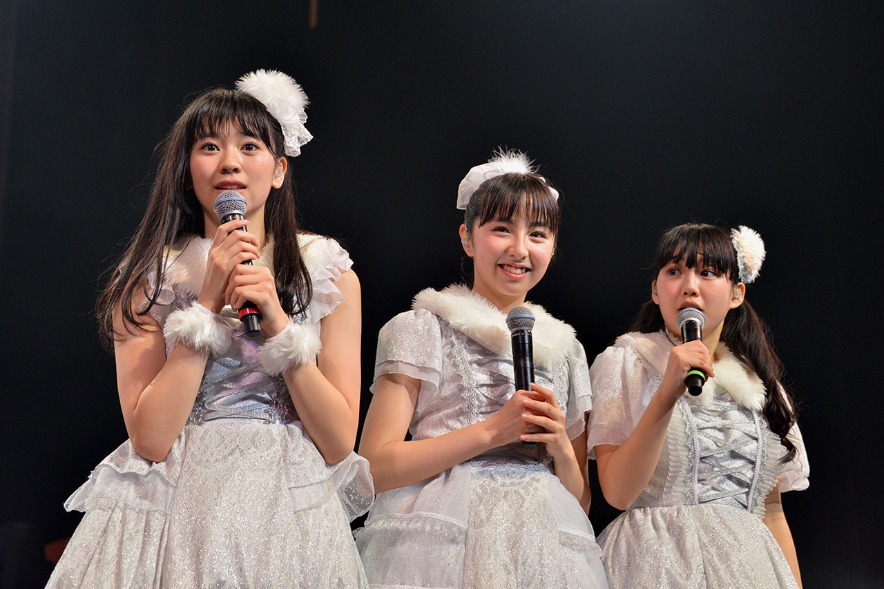 「こちらから行く全国47都道府県▽握手会の旅」についての説明聞く坂井仁香（左）、小高サラ（中央）、吉川ひより（右）。