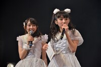 「こちらから行く全国47都道府県▽握手会の旅」についての説明聞く辻野かなみ（左）と藤本ばんび（右）。