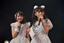 「こちらから行く全国47都道府県▽握手会の旅」についての説明聞く辻野かなみ（左）と藤本ばんび（右）。