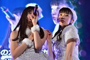 左から坂井仁香（左）、小泉遥香（右）。