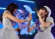 左から坂井仁香（左）、小泉遥香（右）。