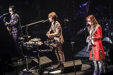 「THE ALFEE Best Hit Alfee Final 2017 冬フェスタ」東京・日本武道館公演の様子。（photo by HAJIME KAMIIISAKA）