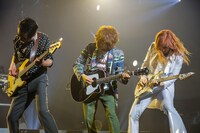 「THE ALFEE Best Hit Alfee Final 2017 冬フェスタ」東京・日本武道館公演の様子。（photo by HAJIME KAMIIISAKA）