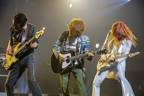 「THE ALFEE Best Hit Alfee Final 2017 冬フェスタ」東京・日本武道館公演の様子。(photo by HAJIME KAMIIISAKA)