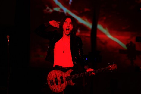 J（B）（写真提供：LUNA SEA Inc.）