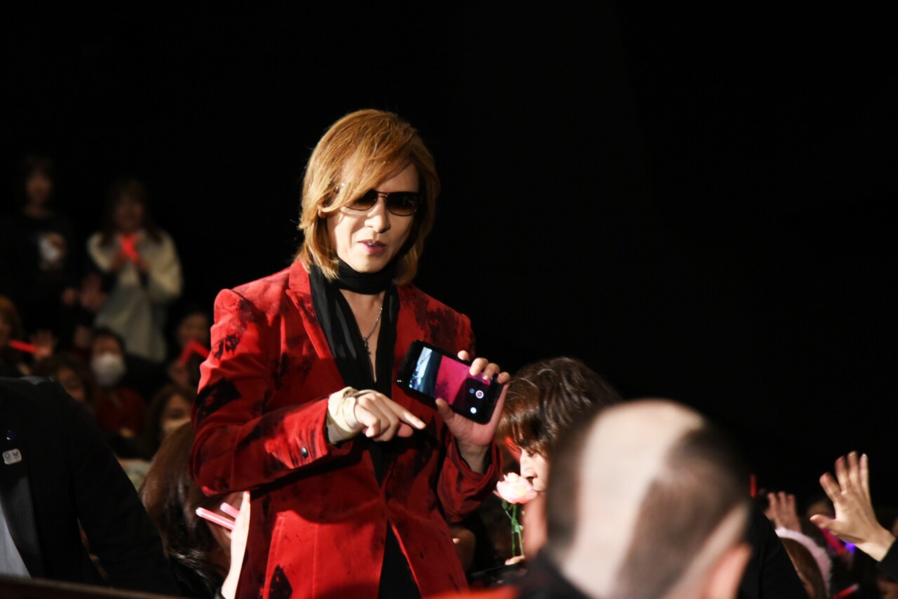 動画撮影をしながら登場したYOSHIKI（X JAPAN）。