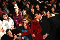 ファンの元へ向かうYOSHIKI。