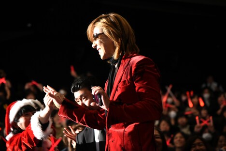 動画を撮りながら客席通路を歩くYOSHIKI（X JAPAN）。