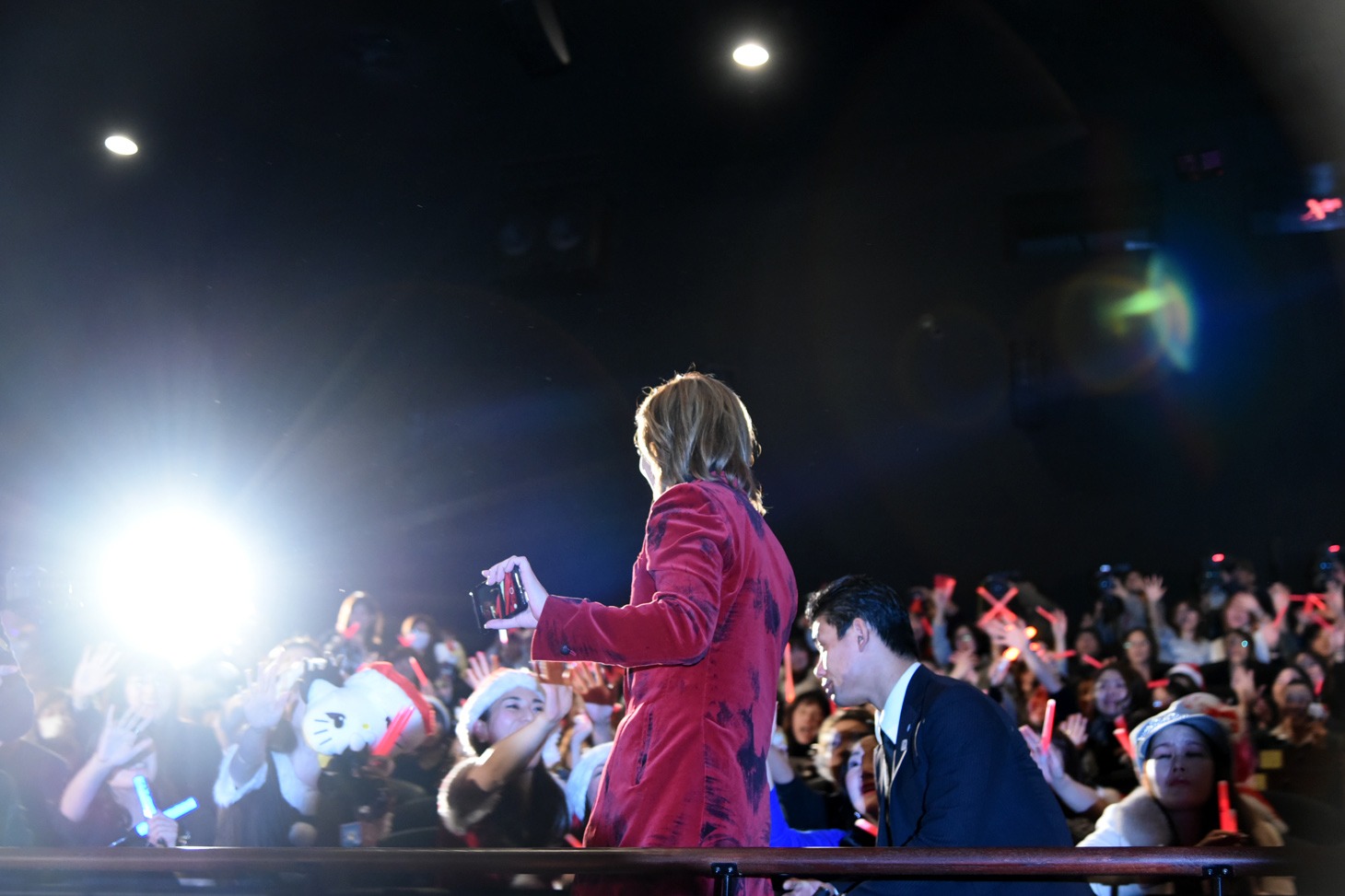 動画を撮りながら客席通路を歩くYOSHIKI（X JAPAN）。