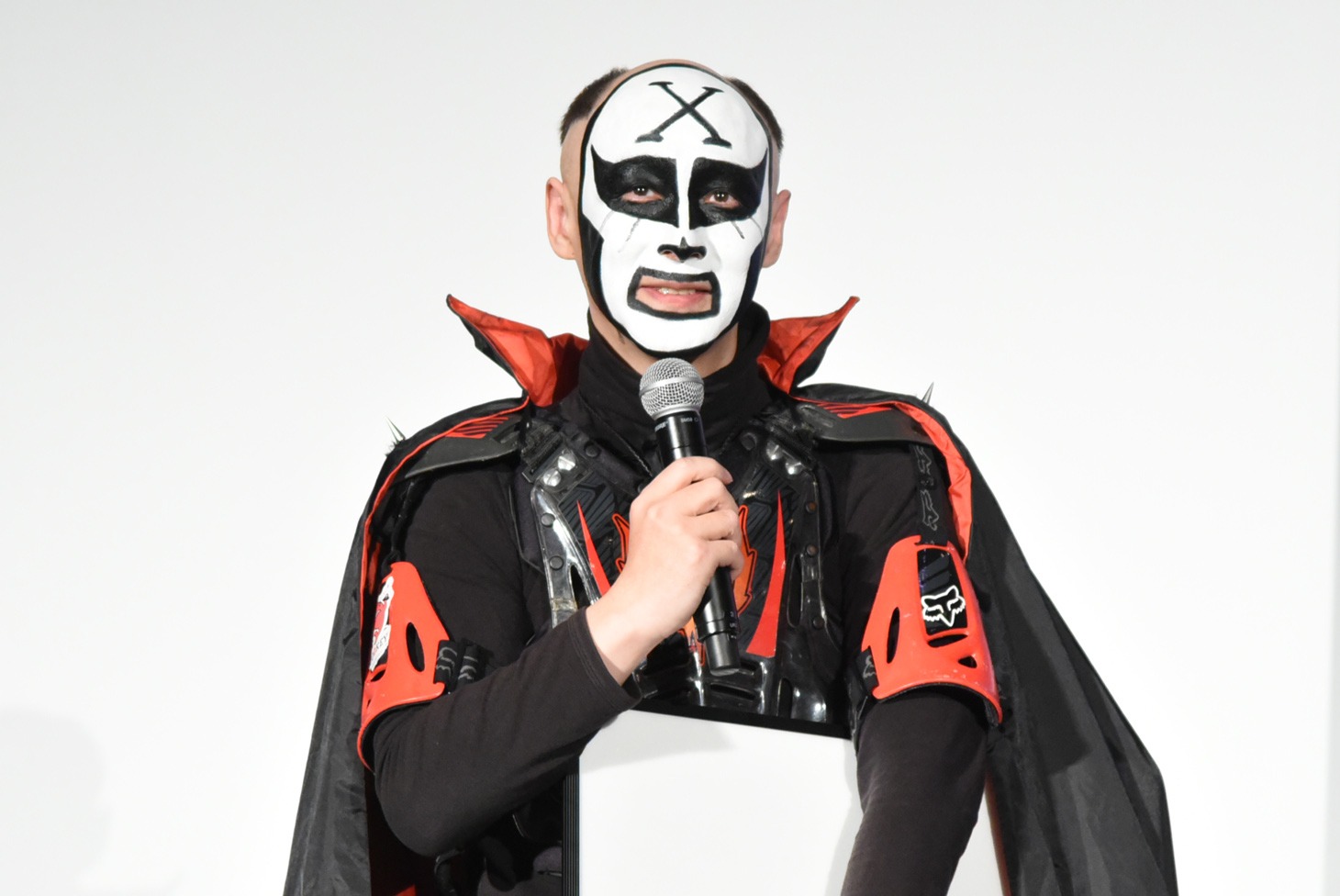 額に“X”ペイントをして登場した鉄拳。