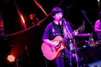 吉田結威（G, Vo）（撮影：日吉"JP”純平）