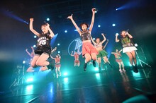東京パフォーマンスドール「ダンスサミットネイキッド2017 Winter ～チームTPD今年の最後はみんなでパーティー～」東京・CBGKシブゲキ!!公演の様子。（写真提供：EPICレコードジャパン）