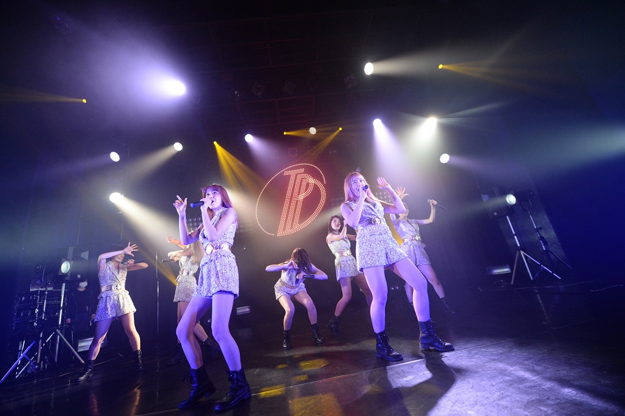 東京パフォーマンスドール「ダンスサミットネイキッド2017 Winter ～チームTPD今年の最後はみんなでパーティー～」東京・CBGKシブゲキ!!公演の様子。（写真提供：EPICレコードジャパン）