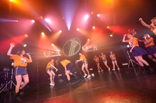 東京パフォーマンスドール「ダンスサミットネイキッド2017 Winter ～チームTPD今年の最後はみんなでパーティー～」東京・CBGKシブゲキ!!公演の様子。（写真提供：EPICレコードジャパン）