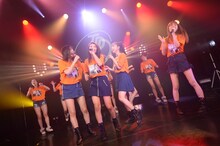 東京パフォーマンスドール「ダンスサミットネイキッド2017 Winter ～チームTPD今年の最後はみんなでパーティー～」東京・CBGKシブゲキ!!公演の様子。（写真提供：EPICレコードジャパン）