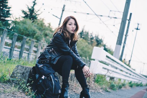 吉川友「DISTORTION」ミュージックビデオのオフショット。