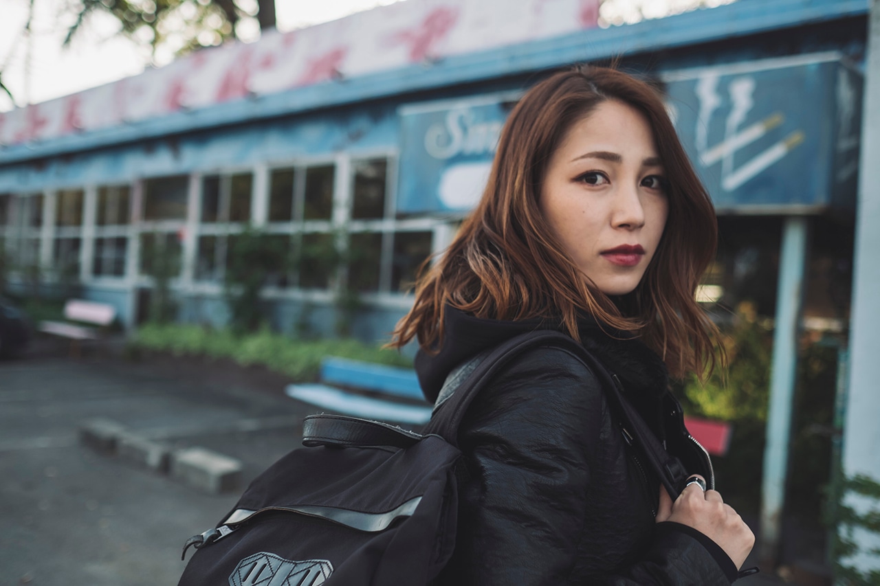 吉川友「DISTORTION」ミュージックビデオのオフショット。