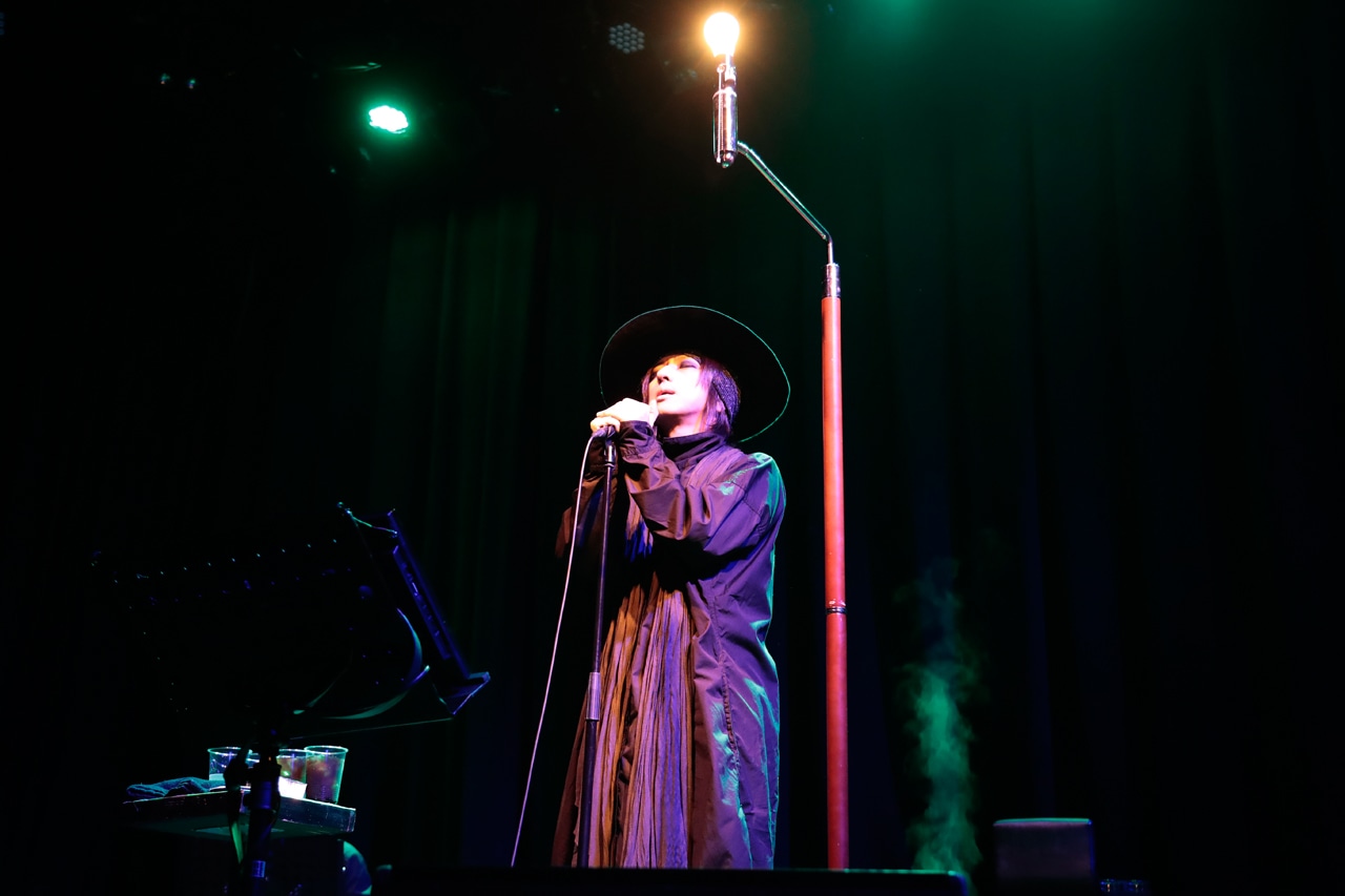 清春「MONTHLY PLUGLESS 2017 KIYOHARU LIVIN' IN Mt.RAINIER HALL 『エレジー』」の様子。（撮影：柏田芳敬）