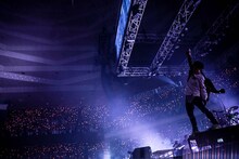 「UVERworld Premium LIVE on Xmas 2017」の様子。