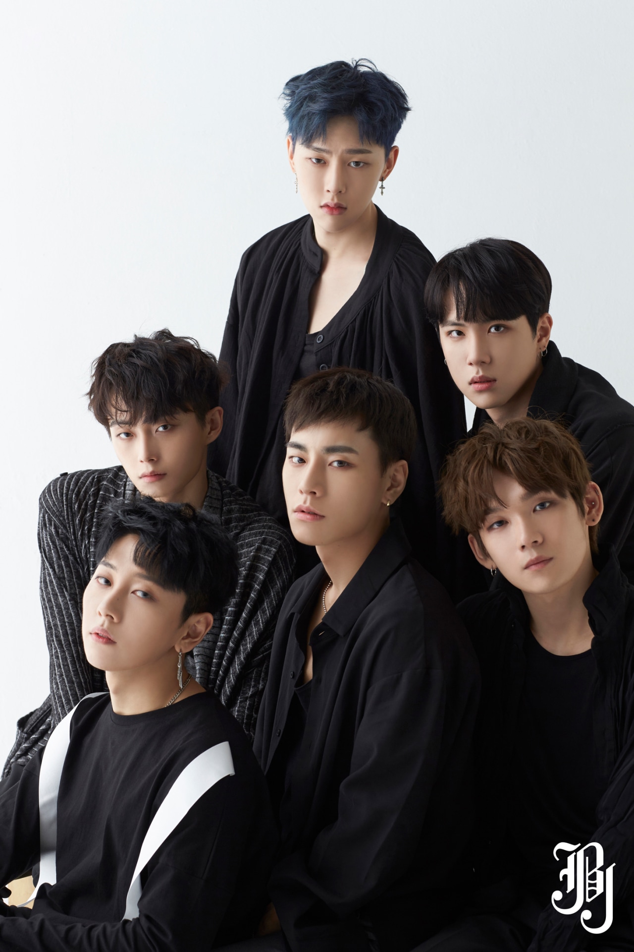 デビュー時のJBJ。右下が高田健太。グループは4月に解散している。