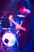 さかしたひかる（Vo, G）（撮影：湯浅良介）