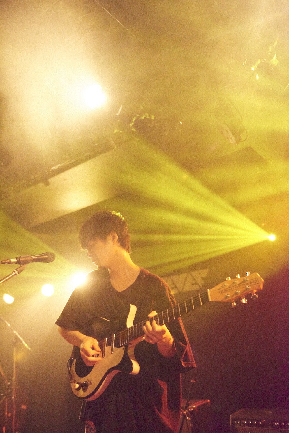 さかしたひかる（Vo, G）（撮影：湯浅良介）