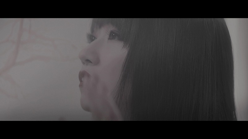 水樹奈々「粋恋」ミュージックビデオのワンシーン。
