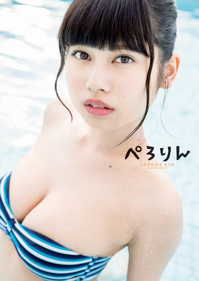 鹿目凛 1st写真集「ぺろりん」表紙（撮影:佐藤佑一）